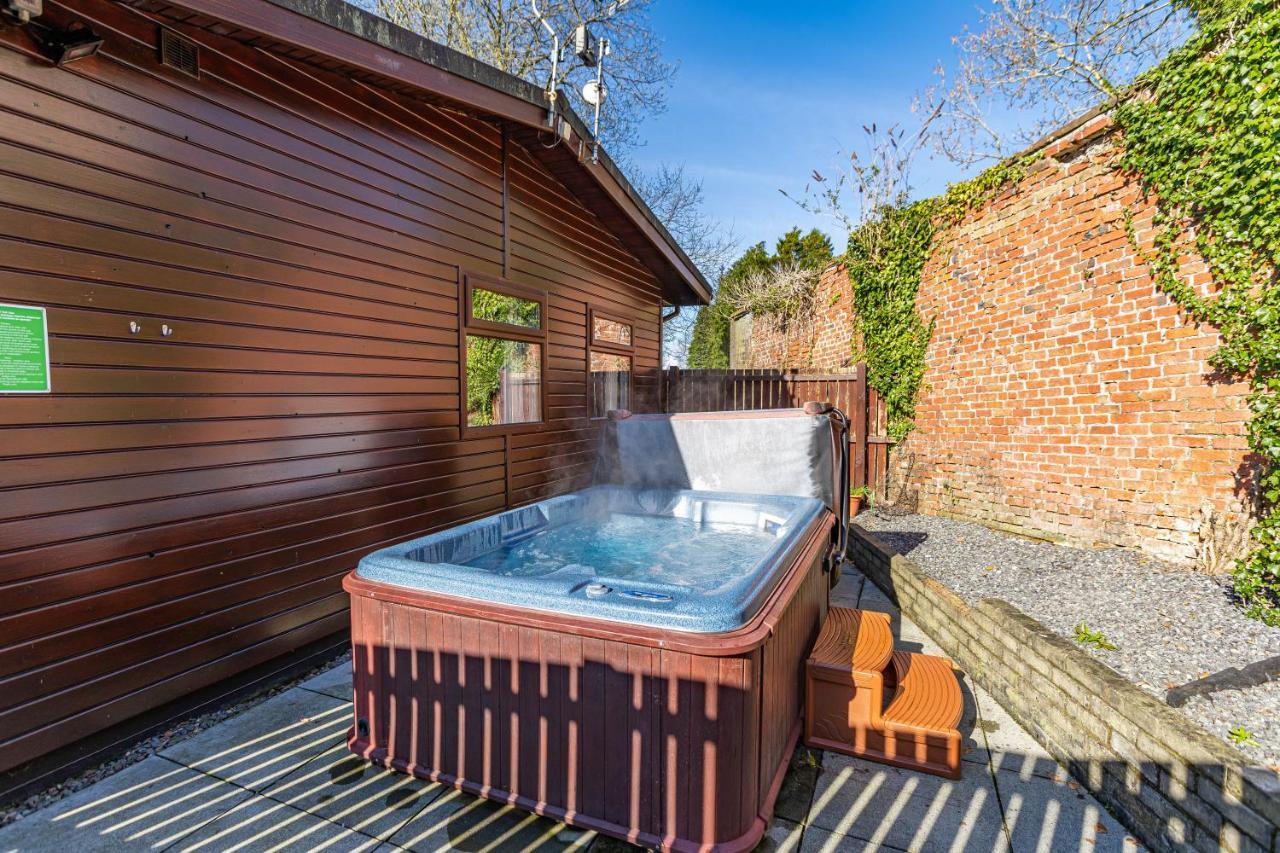 Bluebell Lodge 7 With Hot Tub Ньютон Стюарт Экстерьер фото